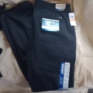 IZOD 33×32 straight legged black slacks non-iron, flat front